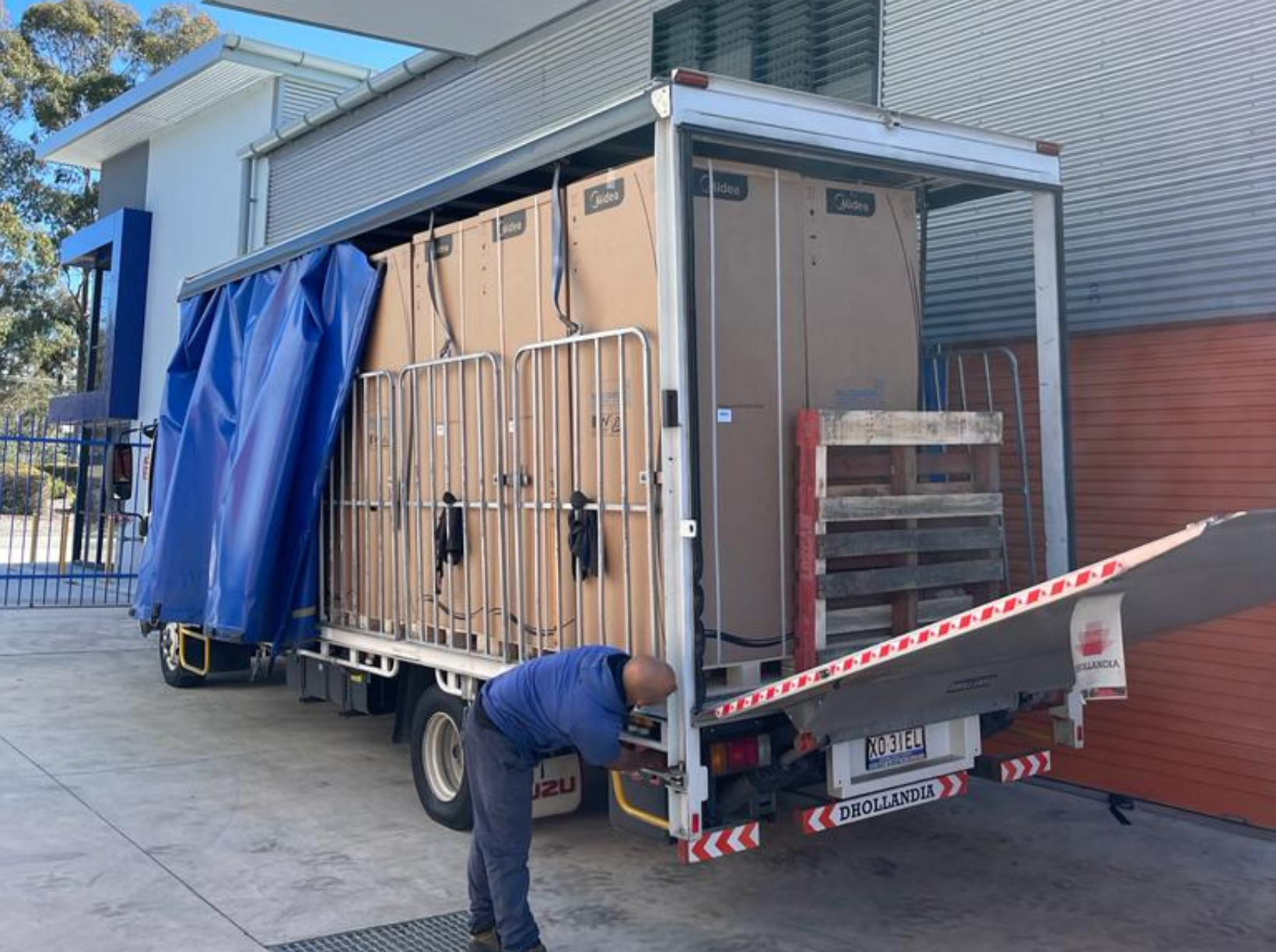 Quick Cargo medium rigid truck being loaded for same day interstate freight transport